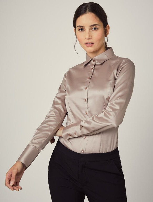 Женская атласная блузка цвета капучино