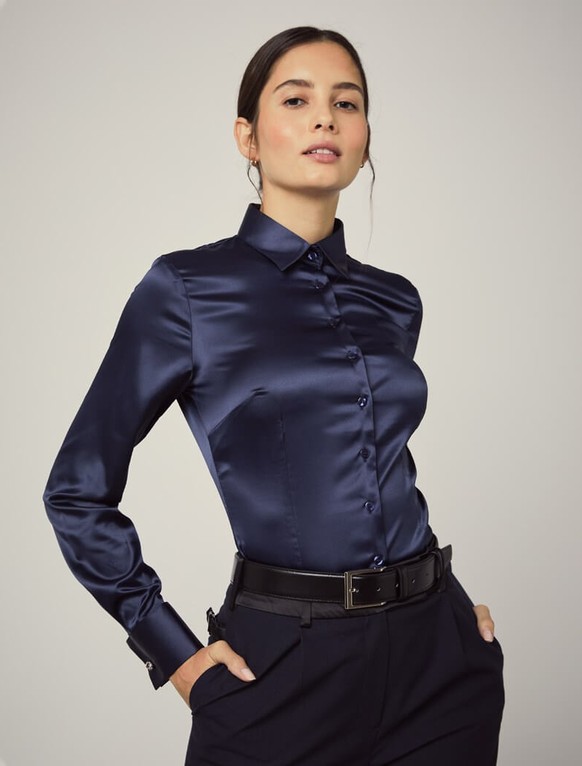 Женская атласная блузка темно-синяя под запонки