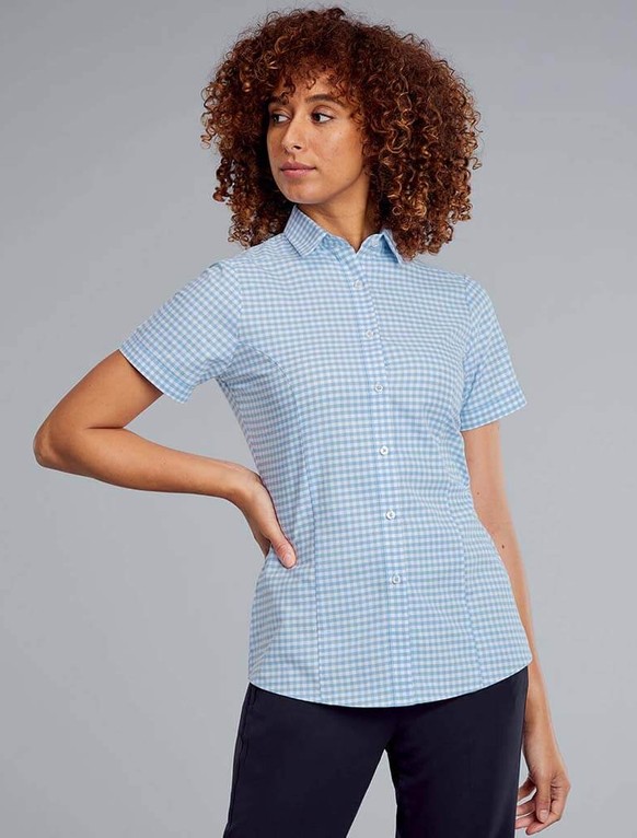 Женская рубашка в голубую клетку с коротким рукавом