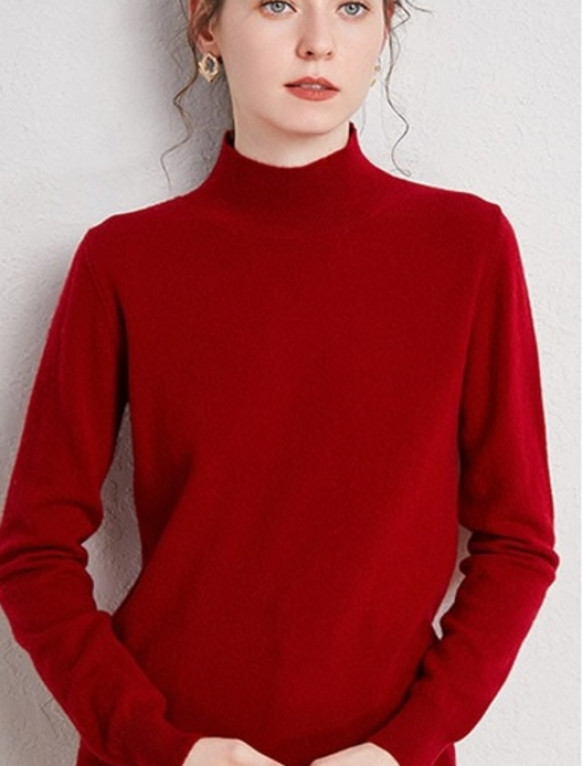 Женский свитер с воротником стойка красного цвета