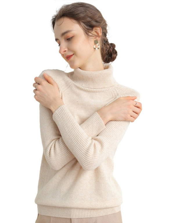 Женский свитер с горлом бежевого цвета