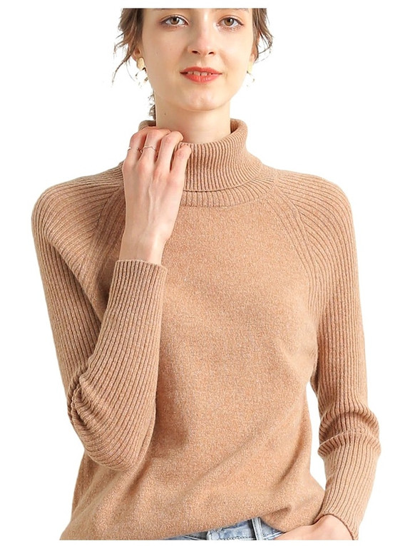 Женский свитер с горлом кремового цвета
