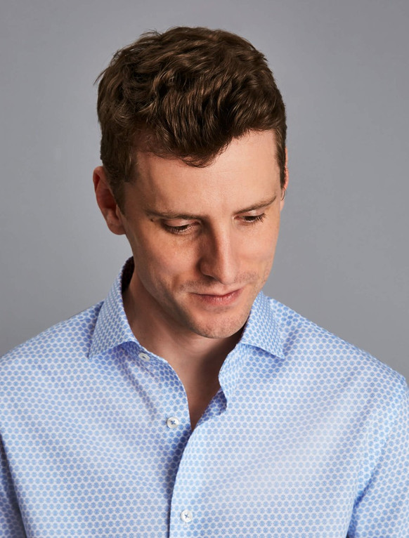 Мужская приталенная рубашка non-iron с голубым принтом