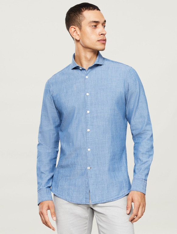 Джинсовая мужская рубашка голубая приталенная