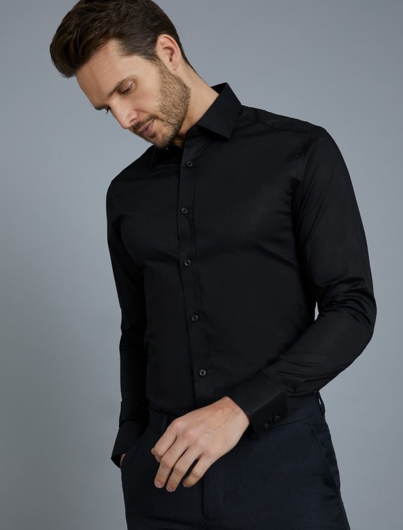Мужская рубашка черная с длинным рукавом  приталенная